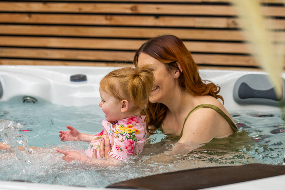 СПА ТА ДІТИ: ЯК ПЕРЕТВОРУТИ ВЛАСНИЙ БАСЕЙН НА ТЕРИТОРІЮ РОЗУМНОГО ДОВГОЛІТТЯ БЕЗ КРИКІВ ТА ХАОСУ